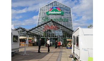 Blumen  und  Fendt-Caravan